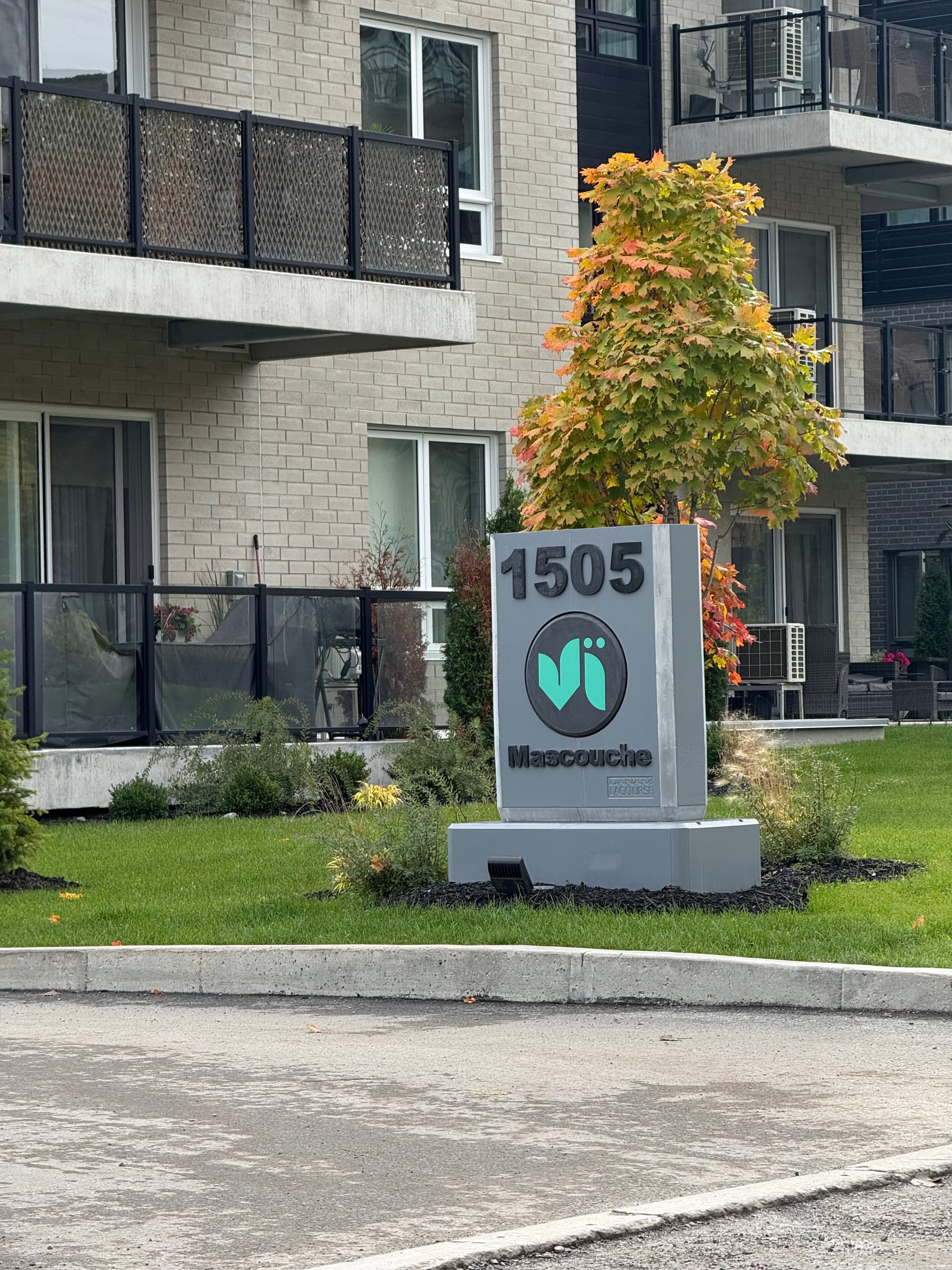 Custom Creation - 1505 Vi Mascouche stele
